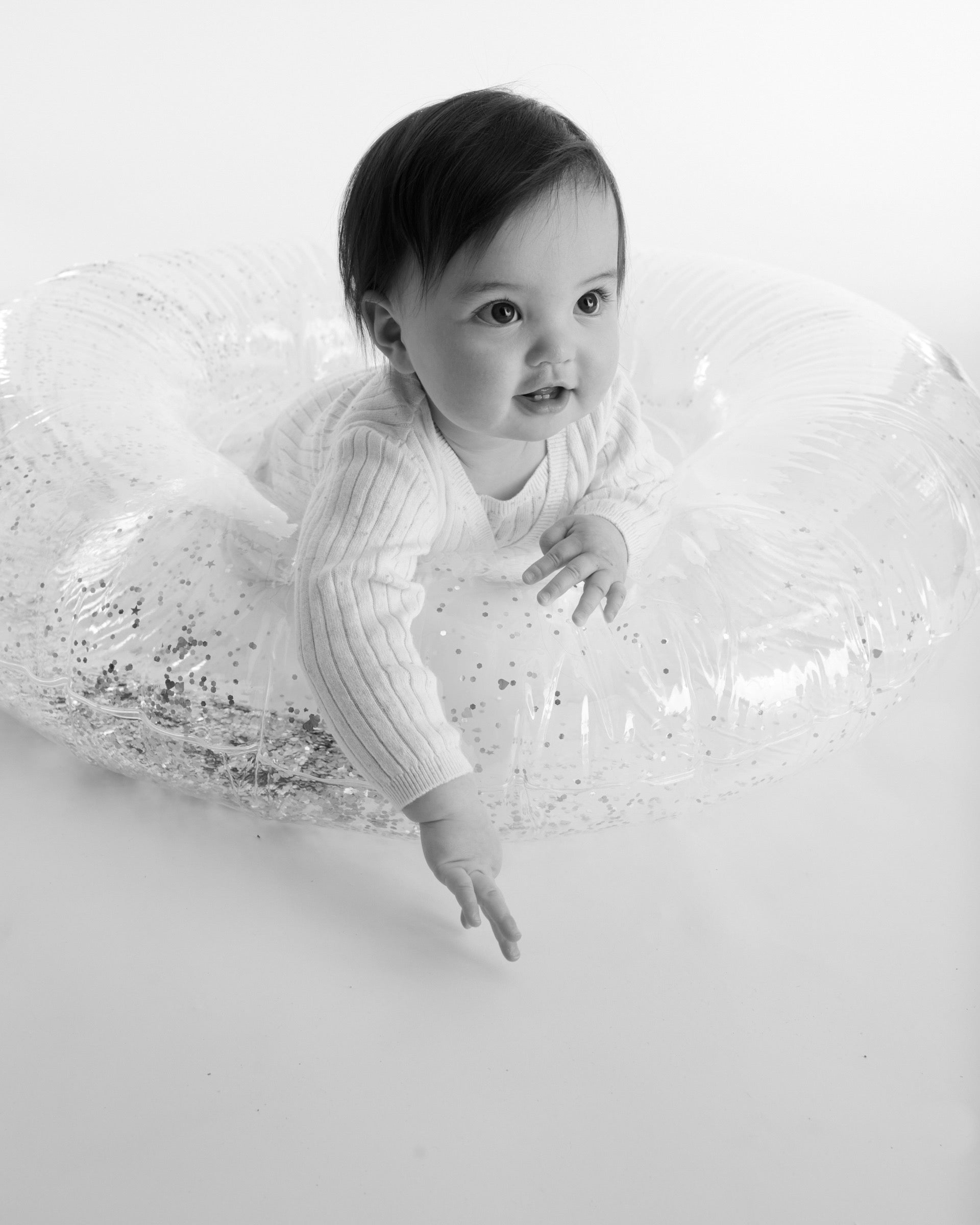 bébé jouant avec une bouée