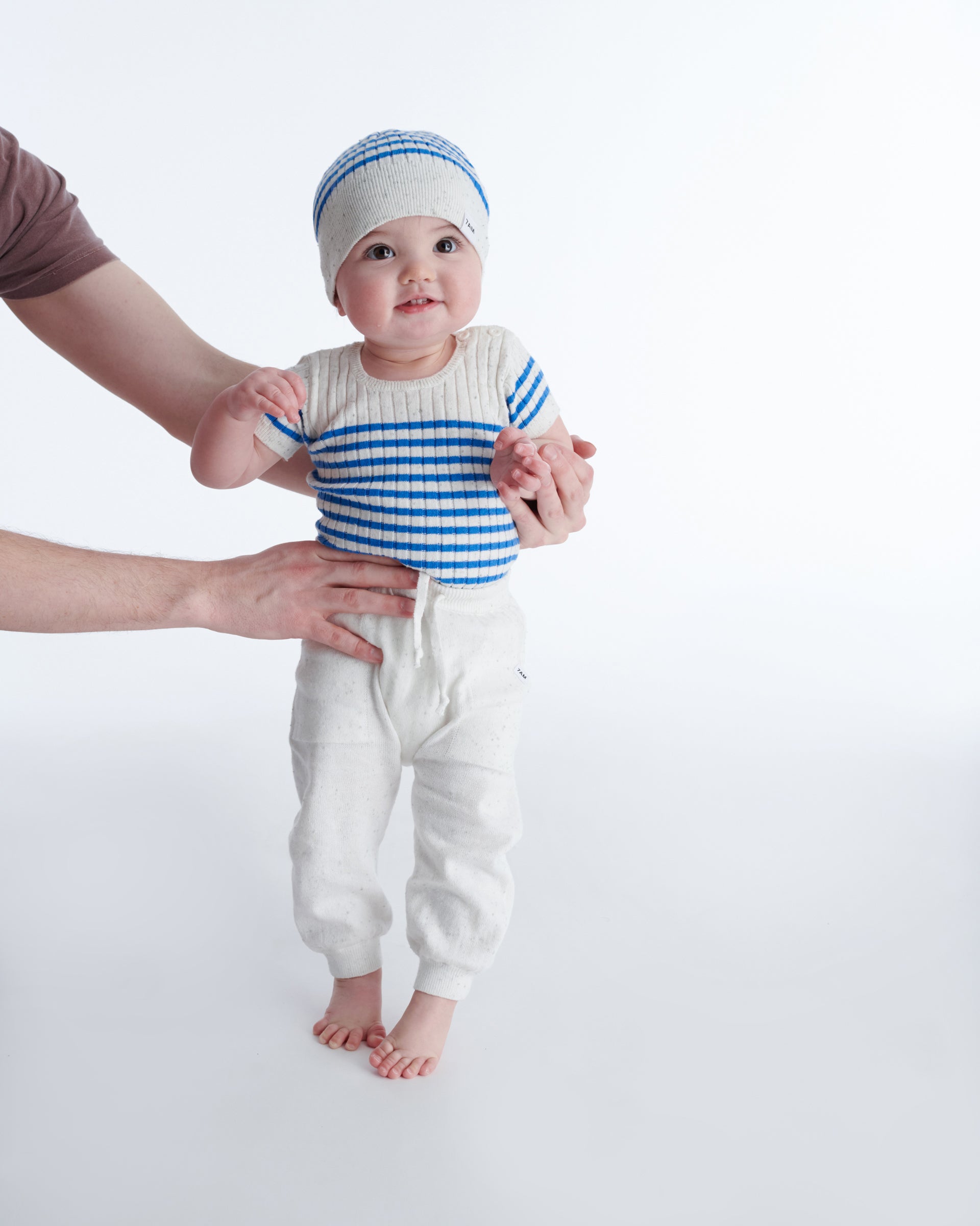 enfant portant un bonnet et un top marinière