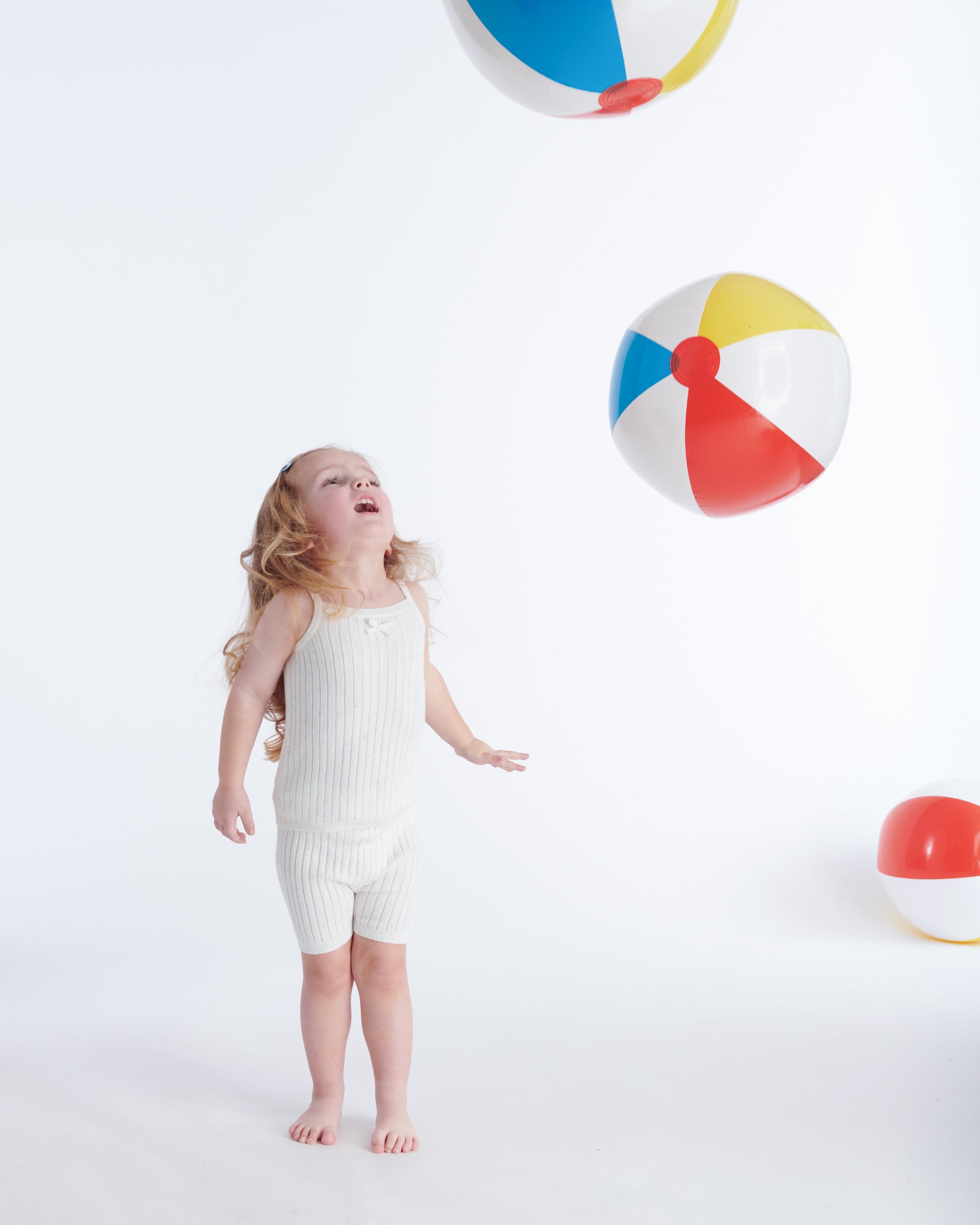 enfant jouant avec des ballons